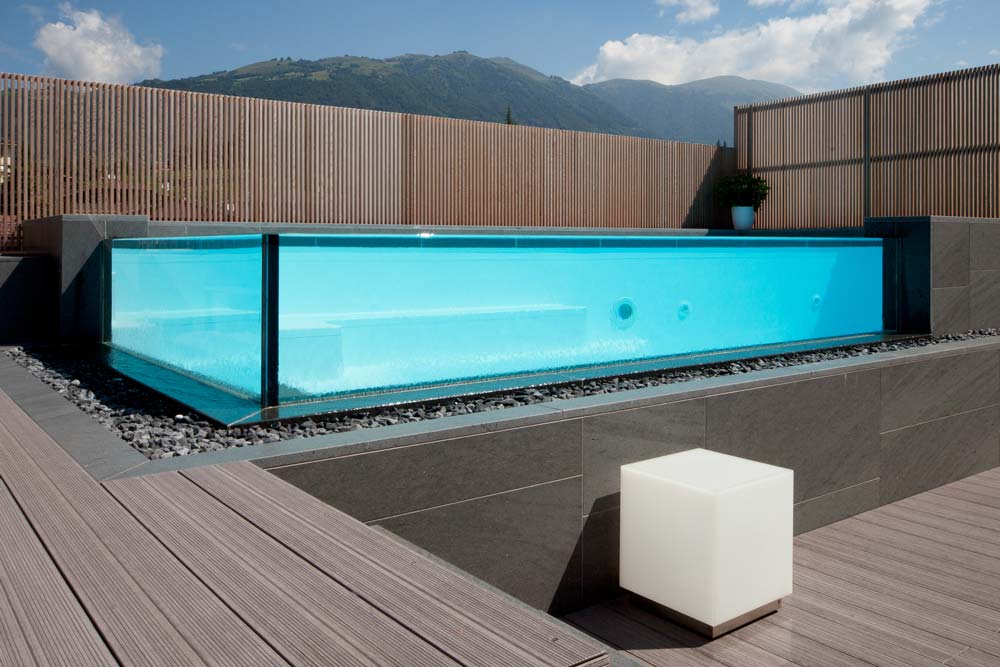 Tipi di piscina - Piscina trasparente con pareti di vetro