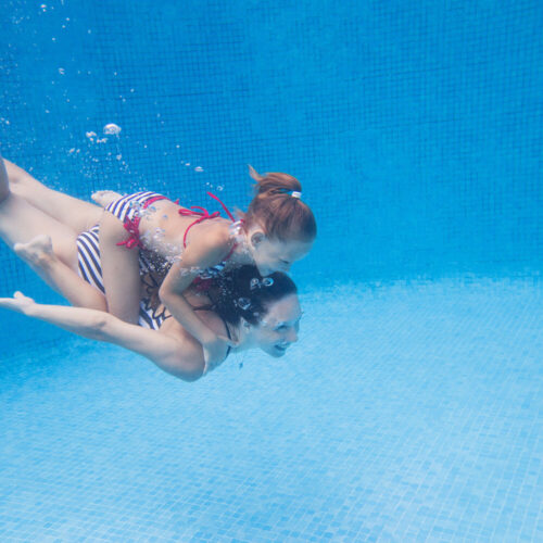 Madre e figlia si tuffano in piscina